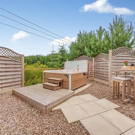 Lochinvar - Clydesdale Log Cabin With Hot Tub Airdrie Exterior foto