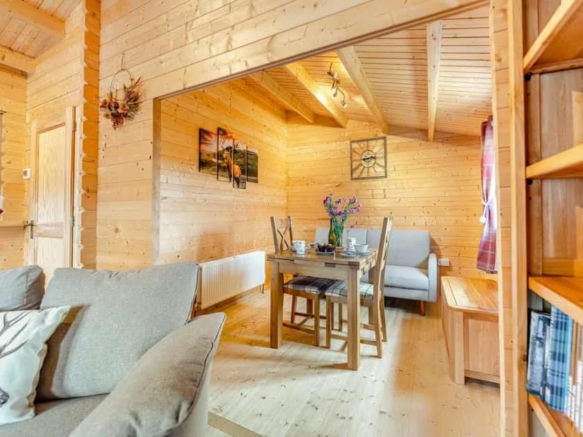 Lochinvar - Clydesdale Log Cabin With Hot Tub Airdrie Exterior foto